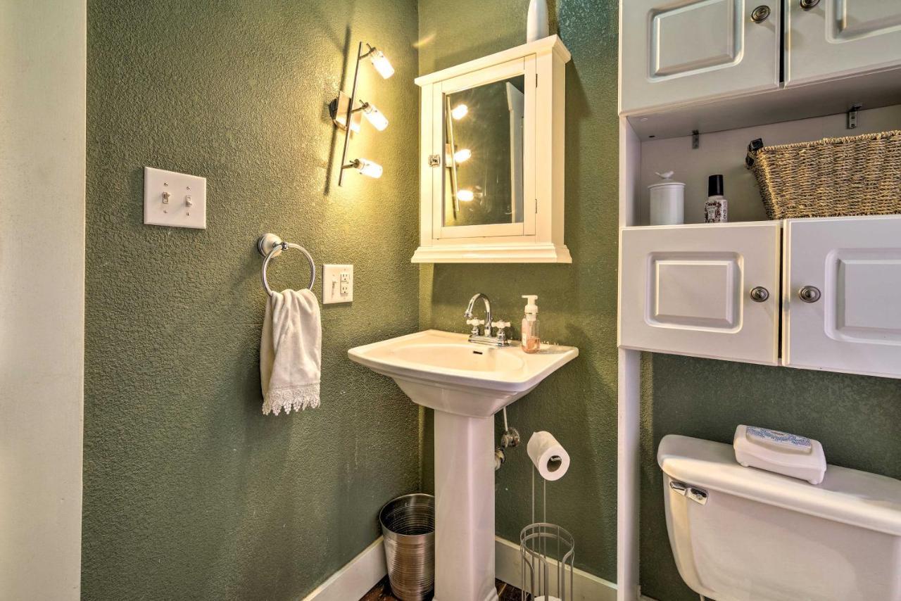 Charming In Downtown With Patio And Yard! *