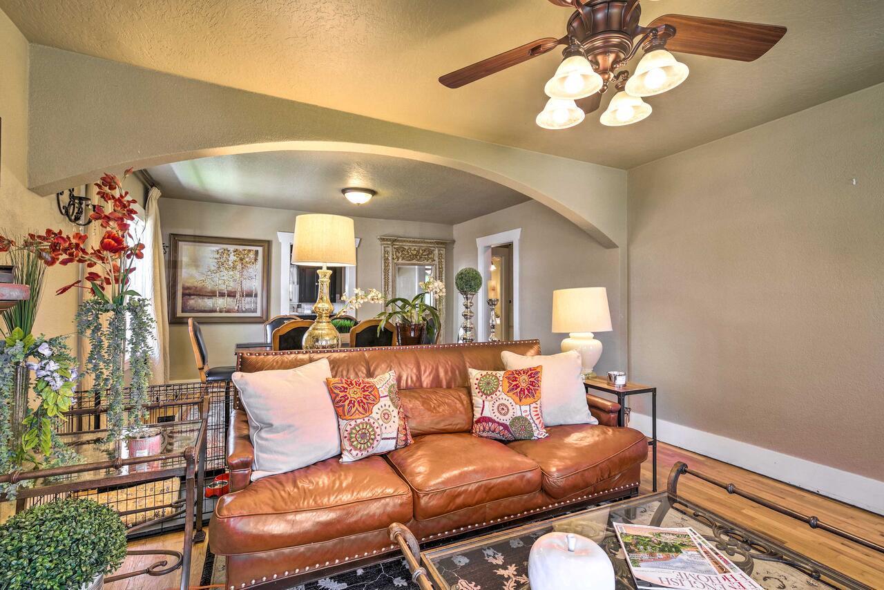 Holiday home Charming In Downtown With Patio And Yard!