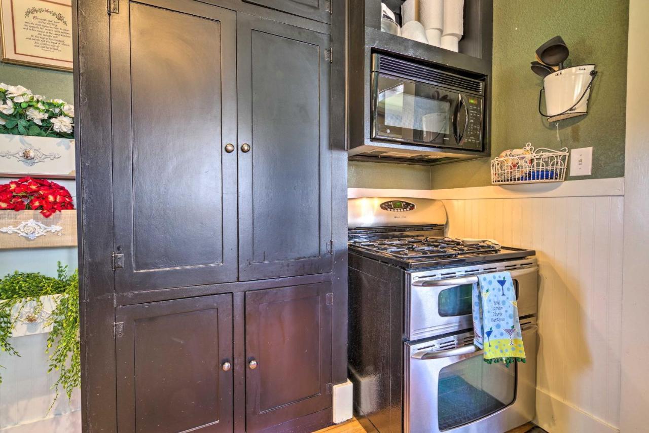 Charming In Downtown With Patio And Yard! *