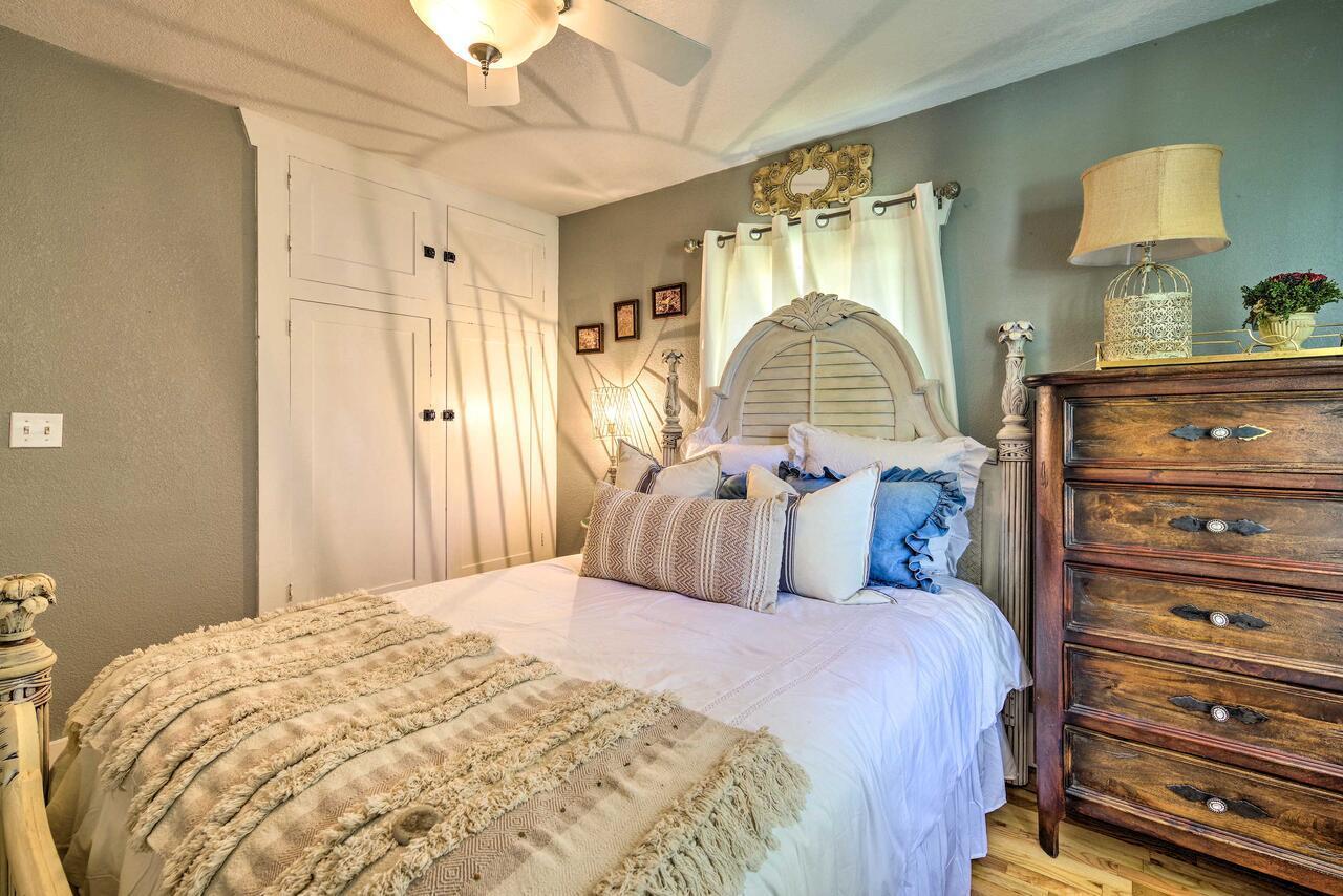 Charming In Downtown With Patio And Yard!