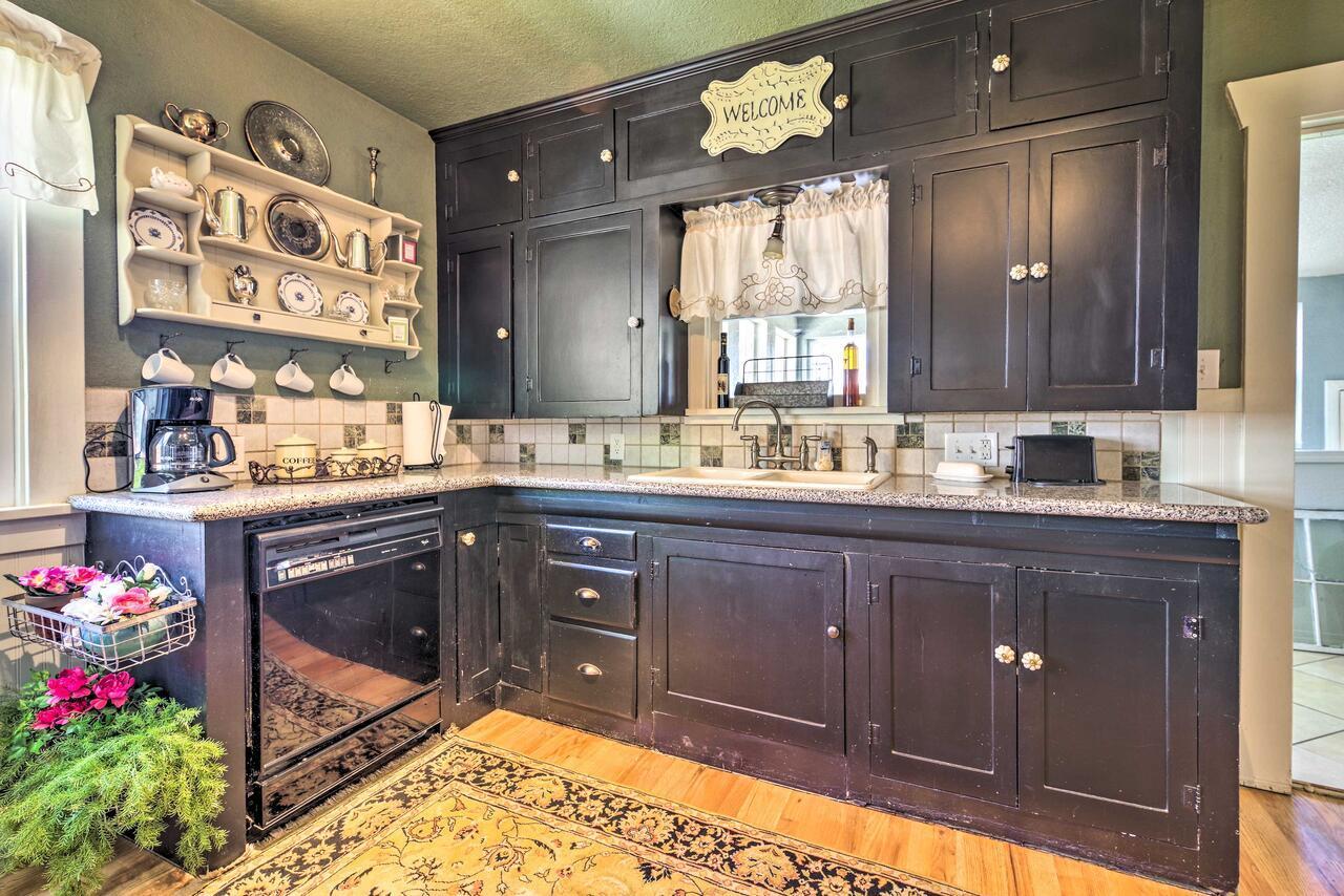 Charming In Downtown With Patio And Yard! Holiday home *